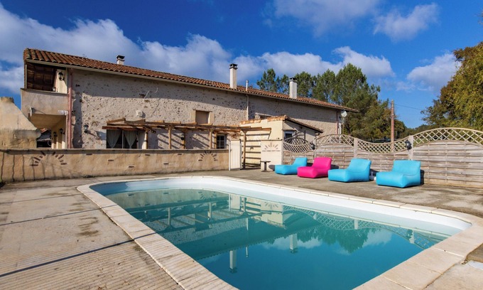 Guizengeard Casa | Casa de vacaciones 'L'Ecurie' con piscina privada, terraza privada y Wi-Fi