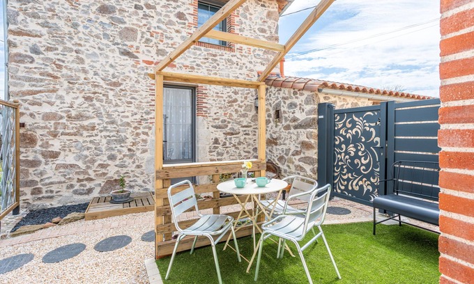 Pouzauges Casa | Casa de vacaciones 'L'étable 15kms Puy Du Fou' con terraza privada y Wi-Fi