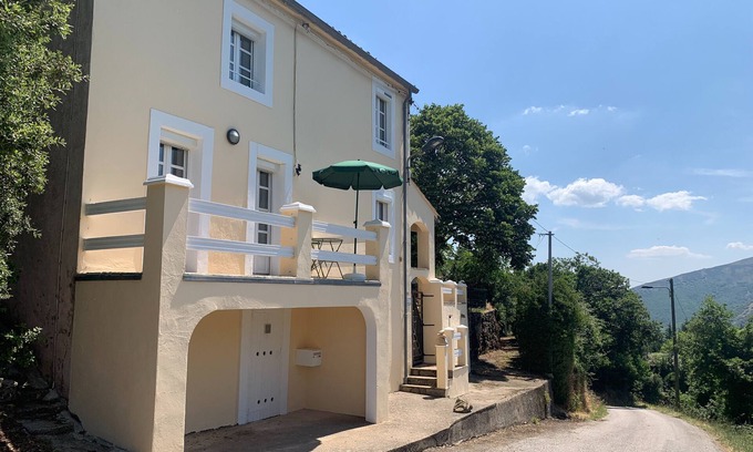 Castanet-le-Haut Casa | Casa de vacaciones 'La Reguergue' con vistas a la montaña, terraza privada y Wi-Fi