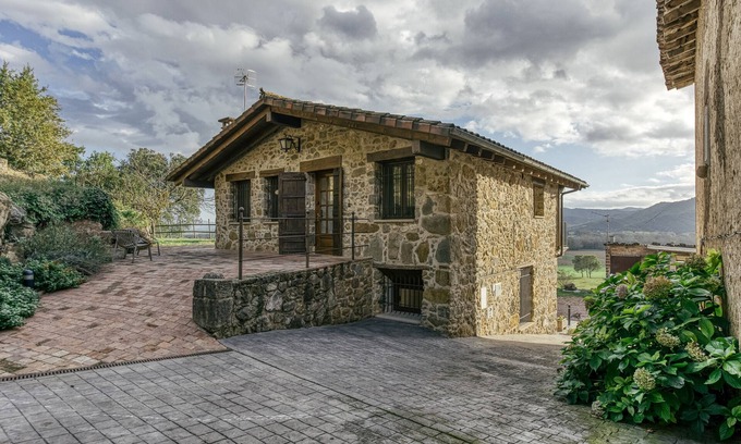 La Vall d'en Bas Casa | Casa de vacaciones 'La Cabanya De La Rovira - Dalt' con vistas a la montaña, terraza privada y Wi-Fi