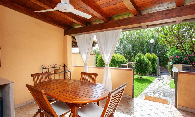 San Teodoro City Centre Casa | Casa de vacaciones 'La Casa Di Margaret' con terraza privada, jardín privado y aire acondicionado
