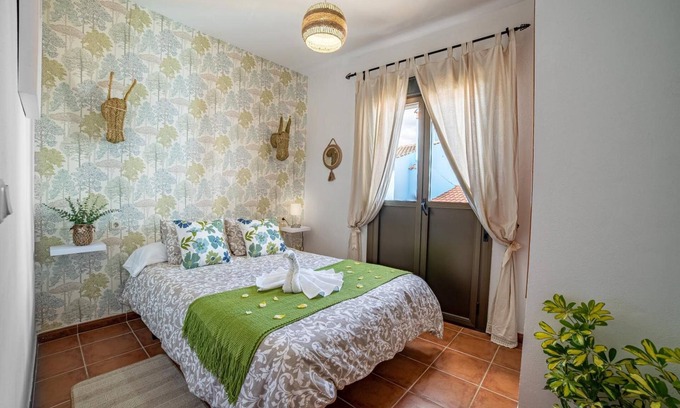 Juzcar Casa | Casa de vacaciones 'La Casa Del Bosque' con vistas a la montaña, balcón y Wi-Fi