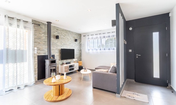 Cabestany Casa | Holiday Home 'La Casa Del Benestar' with Private Terrace, Wi-Fi and Air Conditioning