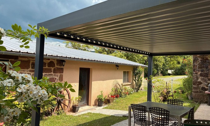 Villecomtal Casa | Casa de vacaciones 'La Charrue' con vistas a las montañas, piscina compartida y Wi-Fi