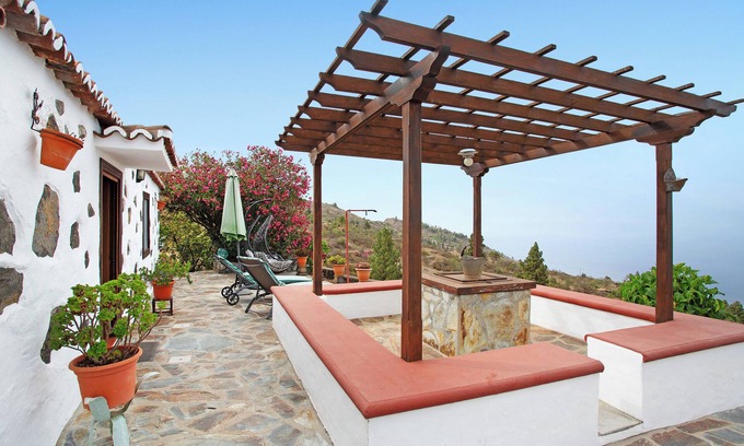 Tijarafe Casa | Casa de vacaciones 'La Chirlaca' con vistas al mar, jardín privado y Wi-Fi