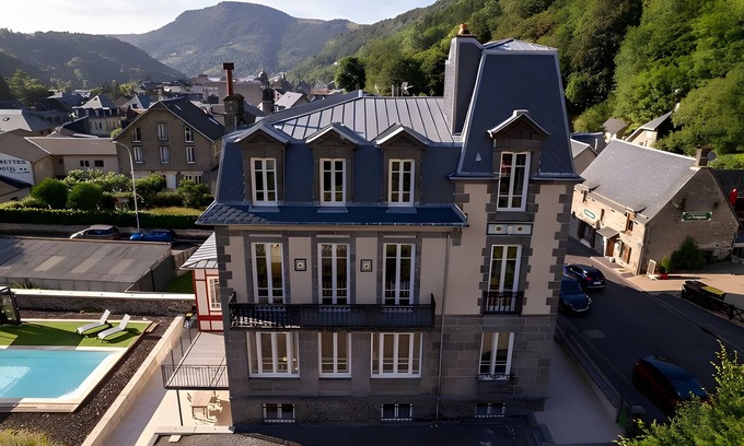 Mont-Dore Casa | Holiday Home 'La Demeure Du Tabellion' with Mountain View, Balcony and Wi-Fi