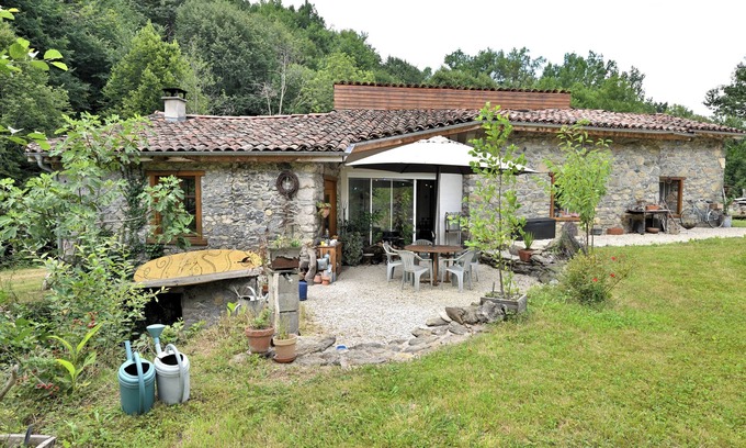 Prat-Bonrepaux Casa | Casa de vacaciones 'La Mouline' con vistas a la montaña, Wi-Fi y aire acondicionado