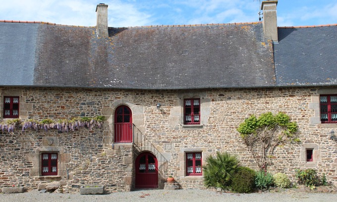 Baguer-Pican Casa | Holiday Home 'La Maison Bienvenüe' with Private Garden and Wi-Fi