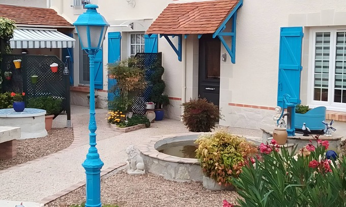 Thesee Casa | Holiday Home 'La Maison Bleue' with Private Terrace, Private Garden and Wi-Fi