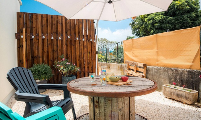 Voiron Casa | Casa de vacaciones 'La Margotte' con terraza privada, jardín privado y Wi-Fi