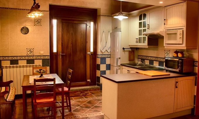 Morcuera Casa | Holiday Home 'La Plazuela' with Mountain View, Shared Garden and Wi-Fi