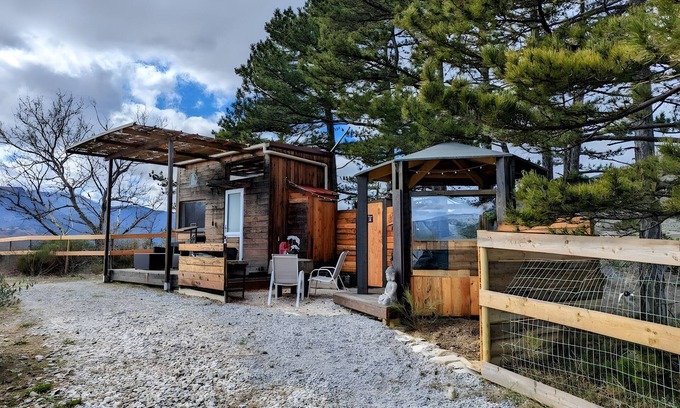 Sisteron Casa | Holiday Home 'La Tiny House De Peggy' with Mountain View, Private Terrace and Air Conditioning