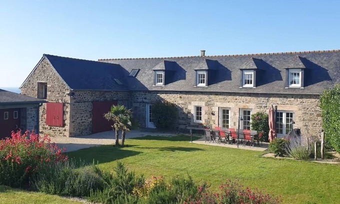 Planguenoual Casa | Casa de vacaciones 'Le Clos Du Verdelet À Planguenoual' con vistas al mar, piscina privada y Wi-Fi