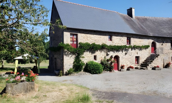 Baguer-Pican Casa | Holiday Home 'Le Logis d'Aliénor' with Private Garden and Wi-Fi