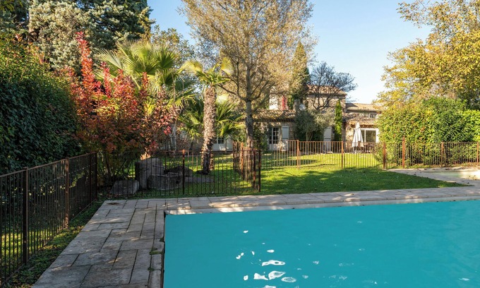 Velleron Casa | Casa de vacaciones 'Le Patio' con piscina compartida, terraza privada y Wi-Fi