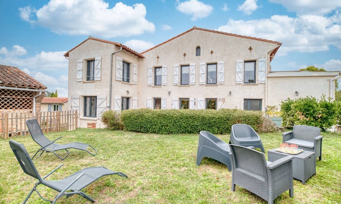 Caraman Casa | Holiday Home 'Les Echaunes' with Private Terrace, Wi-Fi and Air Conditioning