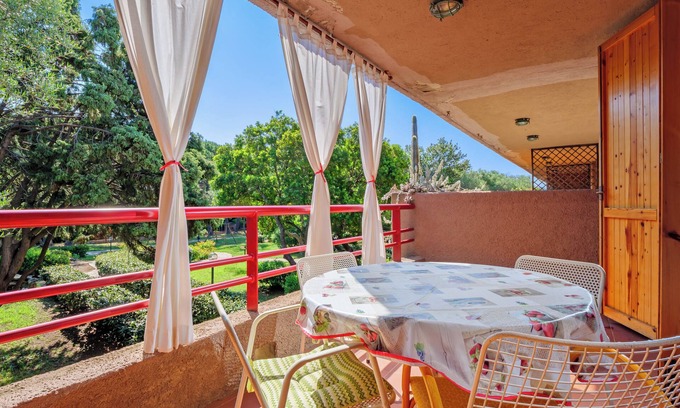Cugnana Verde Casa | Casa de vacaciones 'Libeccio 2417' con piscina compartida, terraza privada y balcón