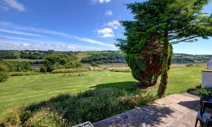 Llangain Casa | Holiday Home Llangain by Interhome
