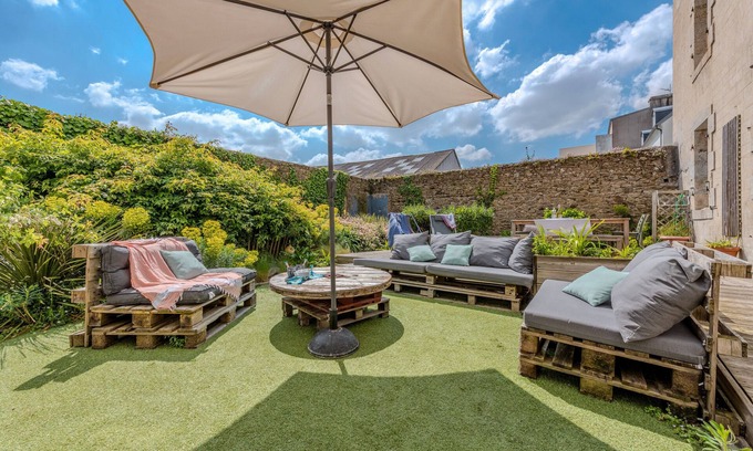 Lesneven Casa | Casa de vacaciones 'Maison 8 Pers Plein Centre Ville' con terraza privada, jardín privado y Wi-Fi