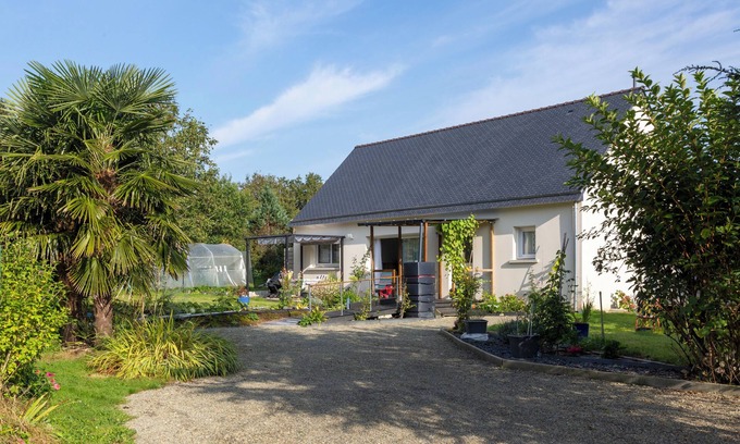 Saint-Yvi Casa | Casa de vacaciones 'Maison Avec Terrasse Et Jardin' con terraza privada, jardín privado y Wi-Fi