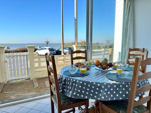 Tharon-Plage Casa | Holiday Home Maison Front de Mer by Interhome