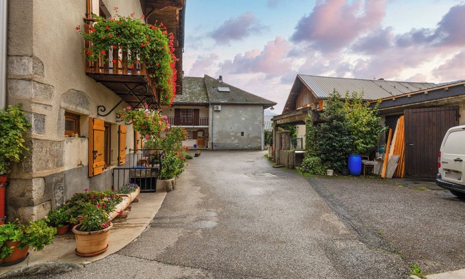 Faverges-Seythenex Casa | Casa de vacaciones "Maison Village Proche Lac d'Annecy" con terraza privada y Wi-Fi