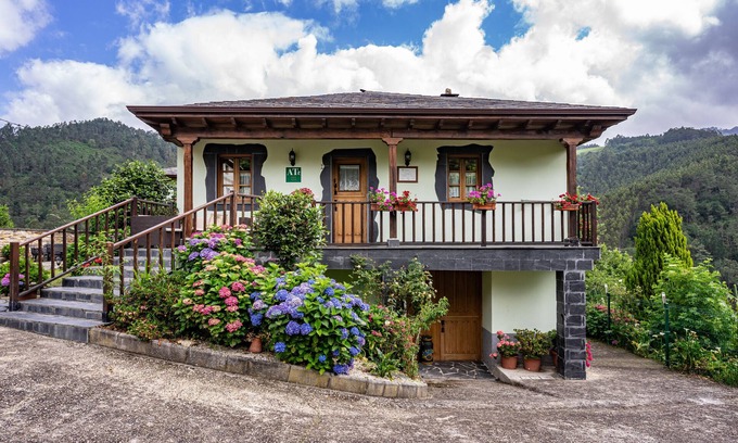 Villayon Casa | Casa de vacaciones 'Maseda 1' con vistas a la montaña, terraza compartida y jardín privado