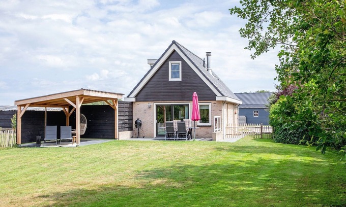 Den Burg Casa | Holiday home near dunes with wellness garden