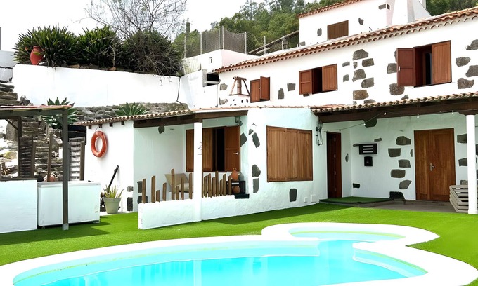 Arucas Casa | Holiday Home 'Ohana Paula' with Sea View, Private Pool and Private Terrace