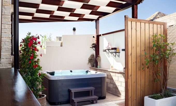 Sucuraj Casa | Holiday home Paula- with hot tub, 200m from the beach