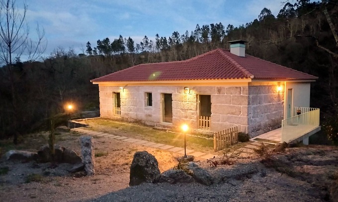 Beijos Casa | Holiday Home 'Quinta De Sabarigos' with Lake View, Private Pool and Wi-Fi