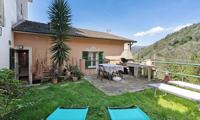 Avegno Casa | Casa de vacaciones 'Rebecca's Home' con vistas a la montaña, jardín privado y Wi-Fi
