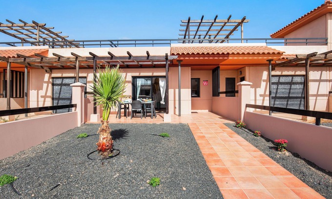 La Oliva Casa | Casa de vacaciones 'Sunny Home' con piscina, jardín y Wi-Fi
