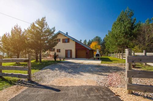 Vrelo Korenicko Casa | Holiday Home Tisa