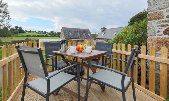 Plouegat-Moysan Casa | Casa de vacaciones 'Ty Ar Dreuz' con terraza privada, jardín compartido y Wi-Fi
