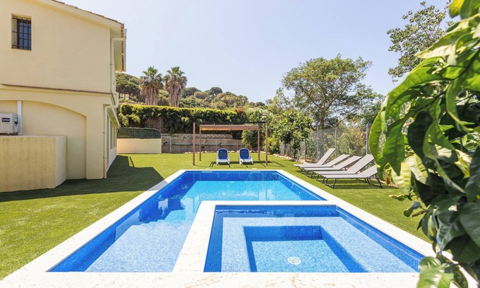 Lloret de Mar Casa | Casa de vacaciones 'Villa Jarana' con vistas a la montaña, Wi-Fi y aire acondicionado