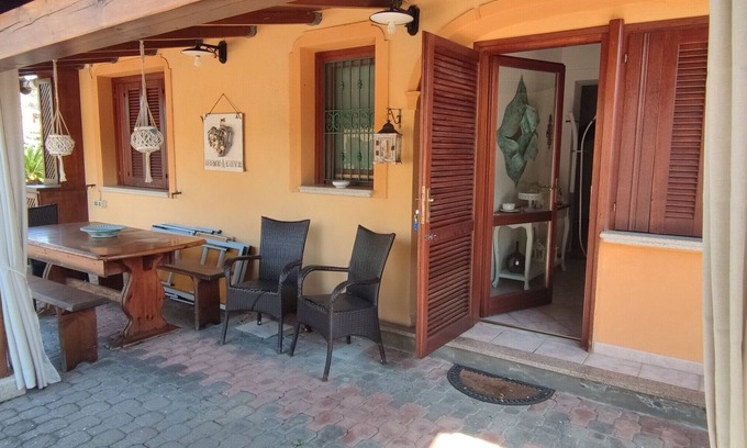Monte Petrosu Casa | Casa Vacacional 'Villetta Girgolu' con Jardín Privado y Aire Acondicionado