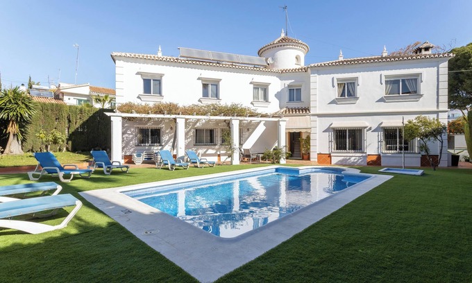 Nerja City Centre Casa | Casa de vacaciones 'Villa Eden Nerja' con vistas a la montaña, piscina, jardín y terrazas