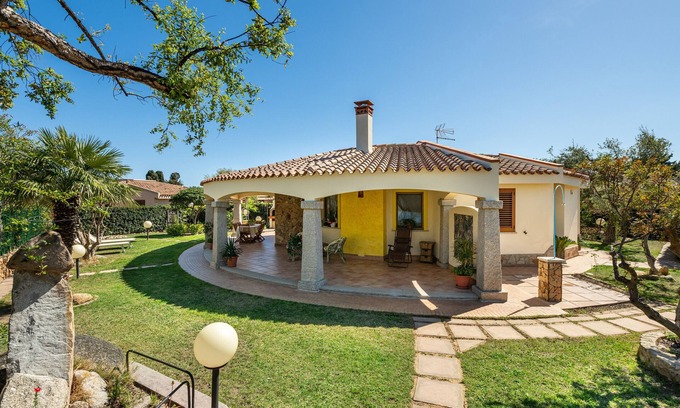 Costa Rei Casa | Casa vacacional 'Villa Stefania' con terraza privada, jardín privado y aire acondicionado