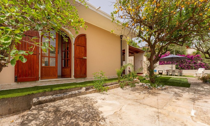 Solanas Casa | Holiday Home 'Villetta Degli Ulivi' with Private Terrace, Private Garden and Air Conditioning