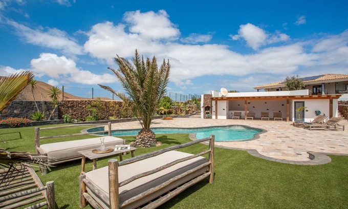 Villaverde Casa | Casa de vacaciones 'Volcano Ocean Views' con vistas al mar, piscina compartida y Wi-Fi