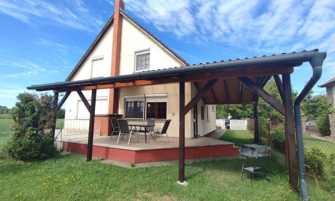 Balatonkeresztur Casa | Casa vacacional con jardín y barbacoa