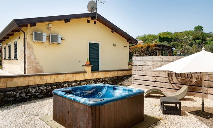 Piedimonte Etneo Casa | Casa de vacaciones con Wi-Fi, aire acondicionado, jardín y bañera de hidromasaje