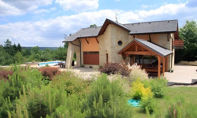 Horni Brusnice Casa | Casa vacacional con un terreno grande