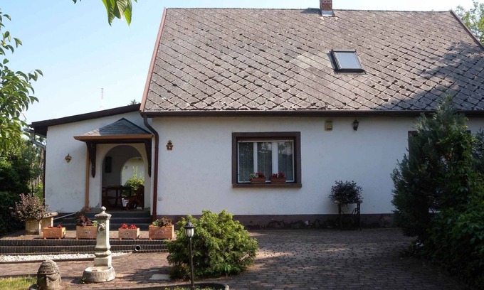 Siofok-Szabadifurdo Casa | Casa vacacional con terraza techada y parrilla