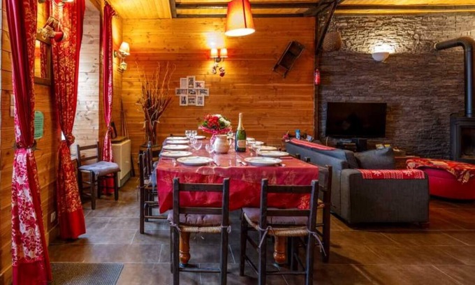 Mont-Dore Casa | Holiday home with 6 bedrooms, pool table, sauna, and foosbal, Villa Jumelia
