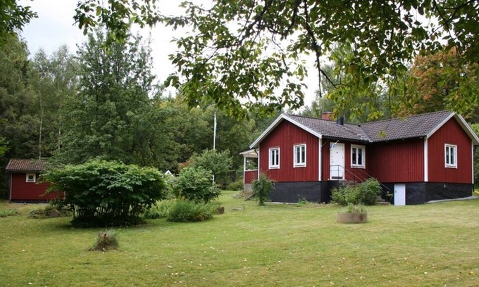 Emmaboda Casa | Casa de vacaciones con casa de invitados totalmente amueblado en el establecimiento de un tranquilo bosque