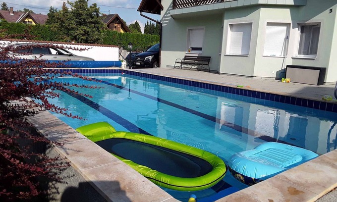 Balatonboglar Casa | Casa vacacional con una piscina al aire libre en la orilla