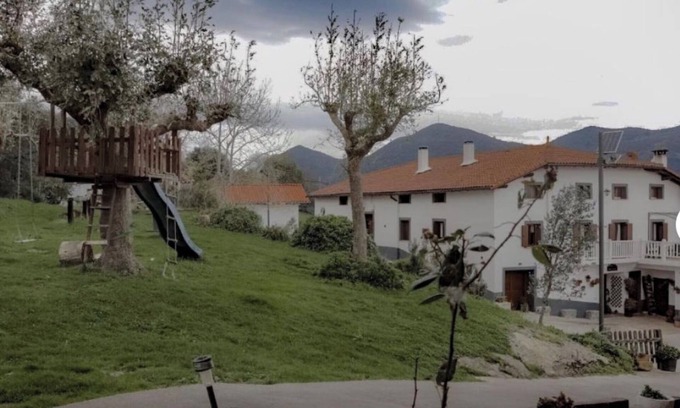 Deba Casa | Casa de vacaciones con vistas a la montaña, jardín privado y Wi-Fi