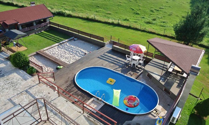 Dolni Kalna Casa | Holiday home with outdoor pool and lounge on the property